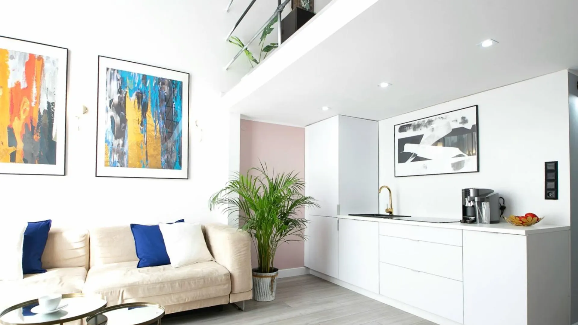 Krakowskie Przedmiescie Warsaw Apartment
